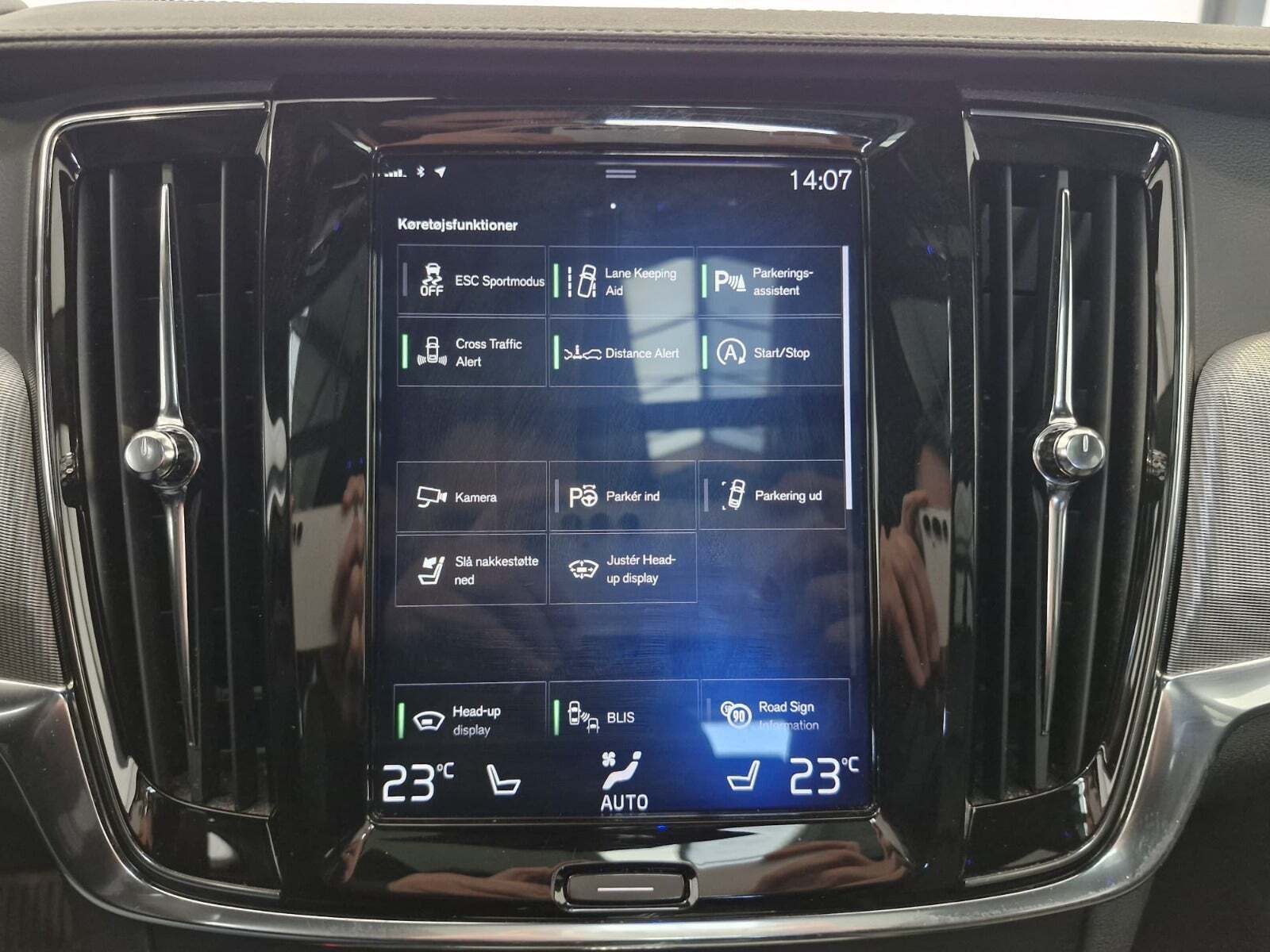 Sort Volvo V90 CC fra 2019 set indefra