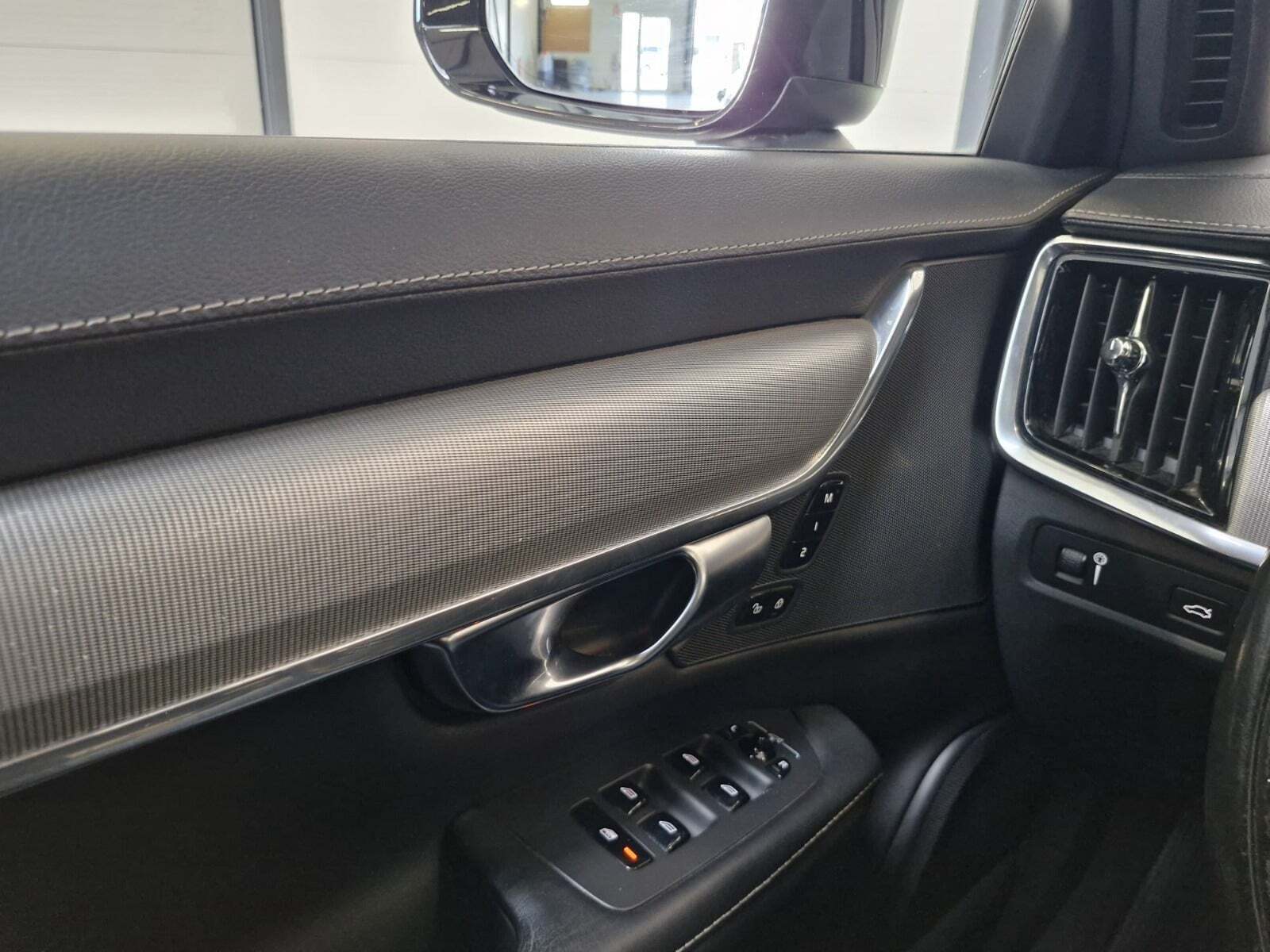 Sort Volvo V90 CC fra 2019 set indefra