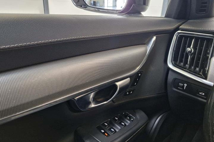 Sort Volvo V90 CC fra 2019 set indefra