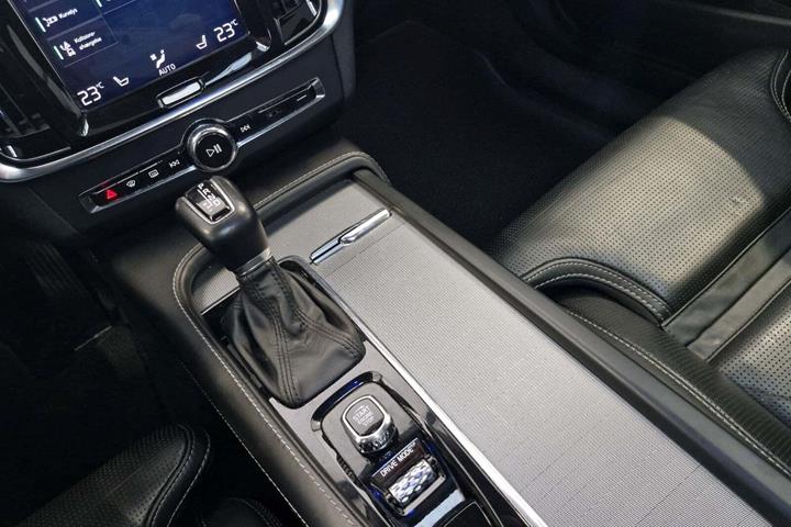Sort Volvo V90 CC fra 2019 set indefra