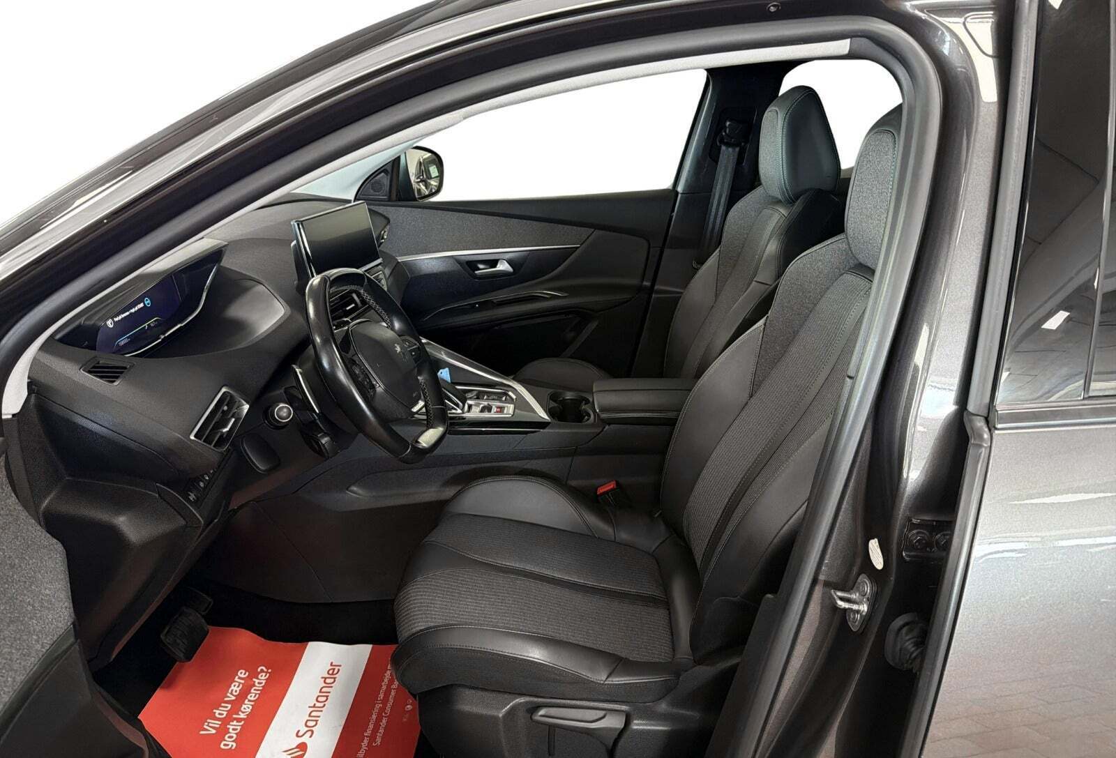Grå Peugeot 3008 fra 2020 set indefra