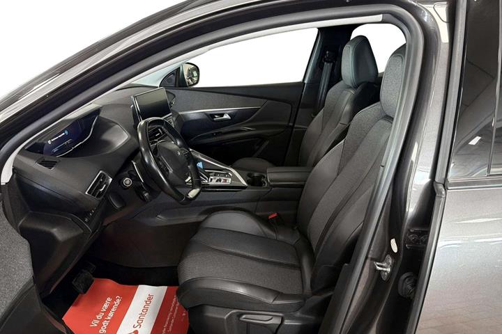 Grå Peugeot 3008 fra 2020 set indefra