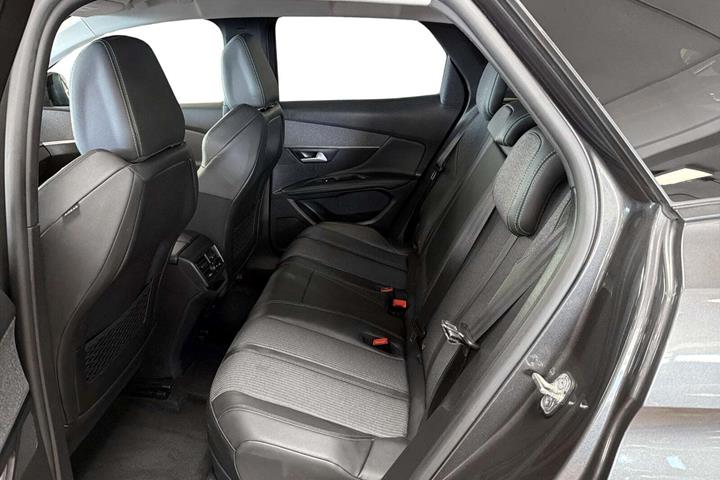 Grå Peugeot 3008 fra 2020 set indefra