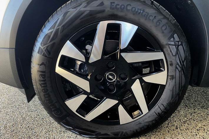 Hvid Opel Mokka-e fra 2023