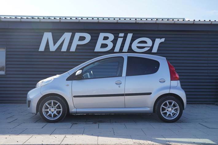 Sølv Peugeot 107 fra 2011