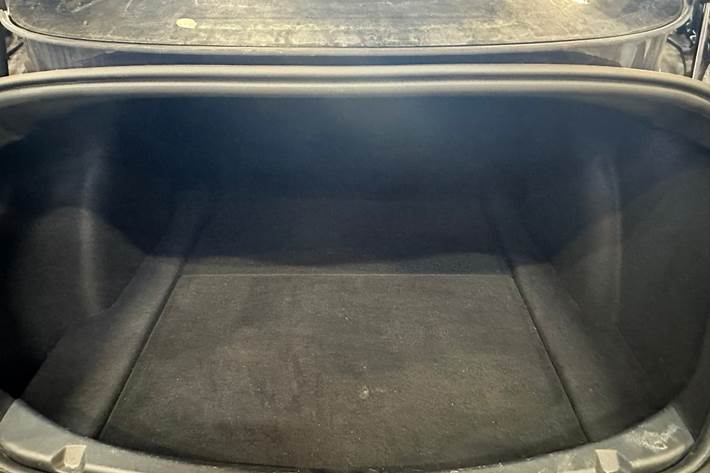 Grå Tesla Model 3 fra 2022