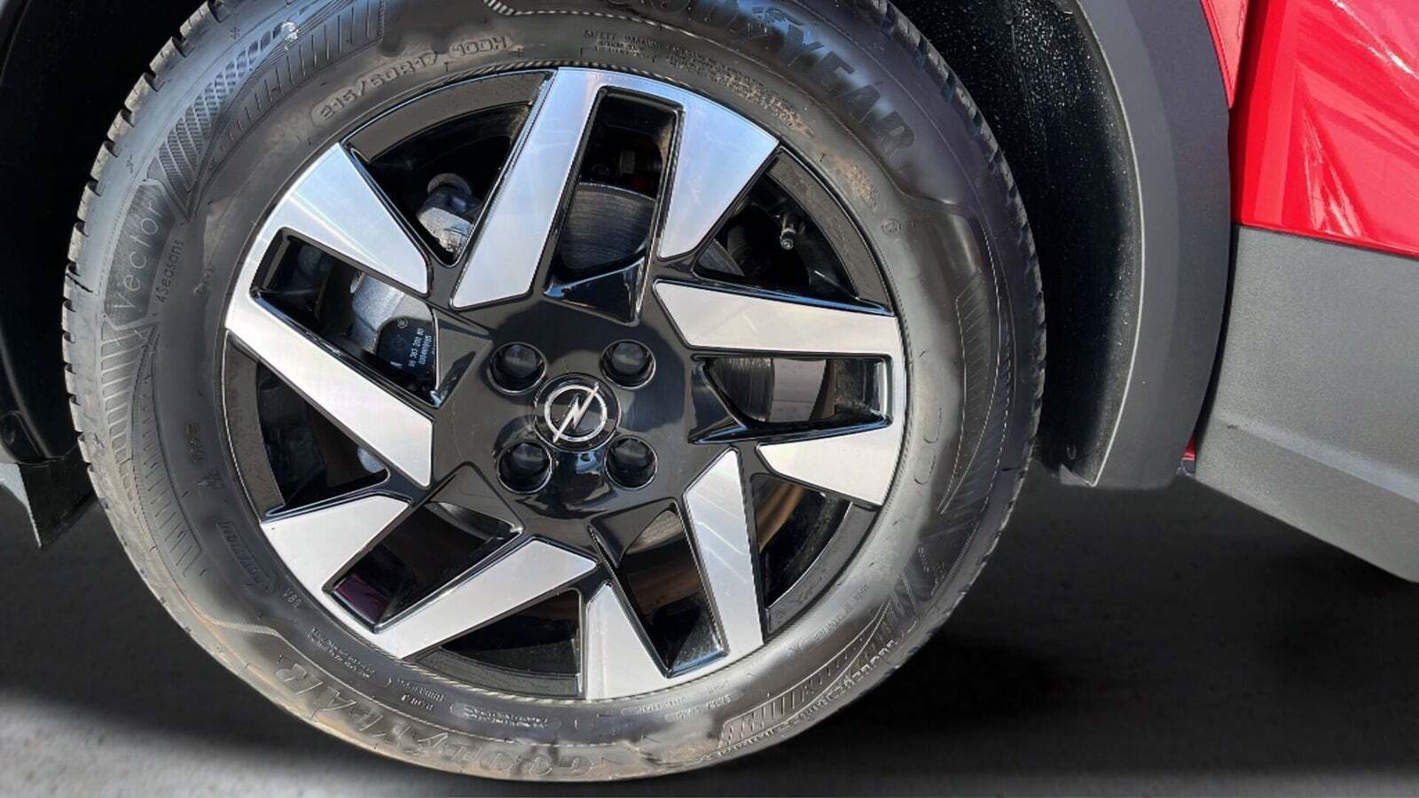 Rød Opel Mokka-e fra 2023