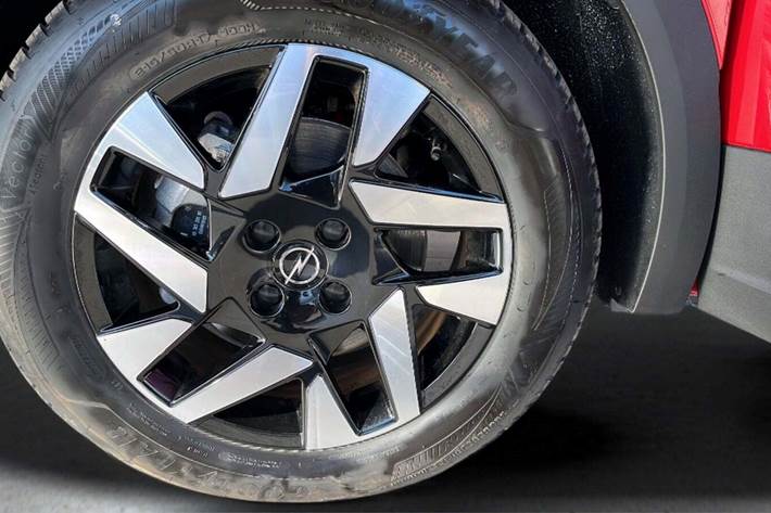 Rød Opel Mokka-e fra 2023