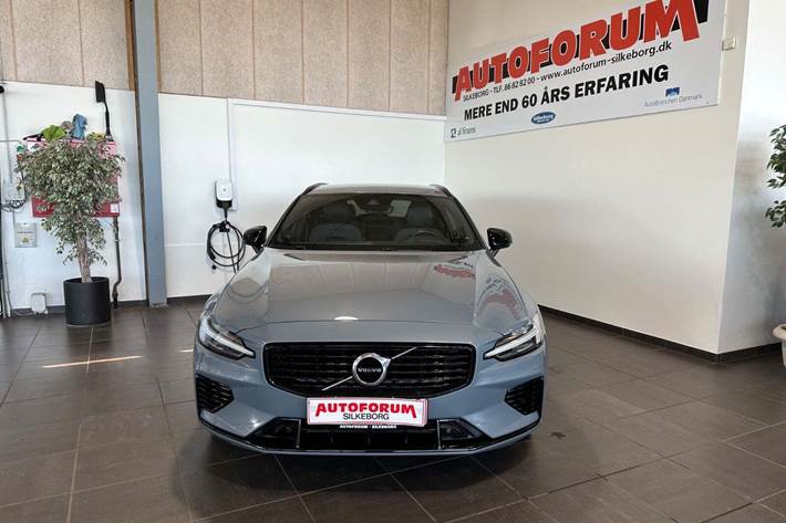 Grå Volvo V60 fra 2022