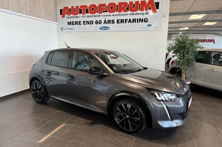 Grå Peugeot 208 fra 2024 set udefra