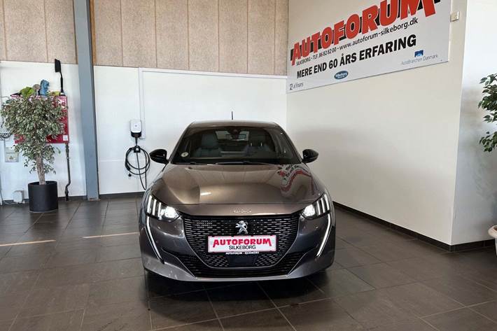 Grå Peugeot 208 fra 2024