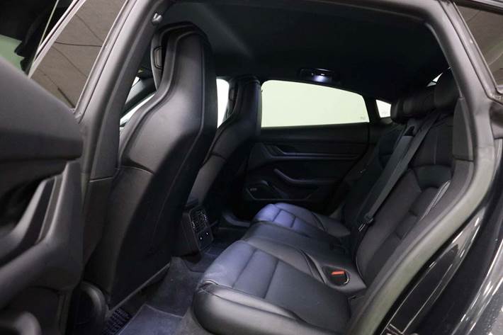 Grå Porsche Taycan fra 2022