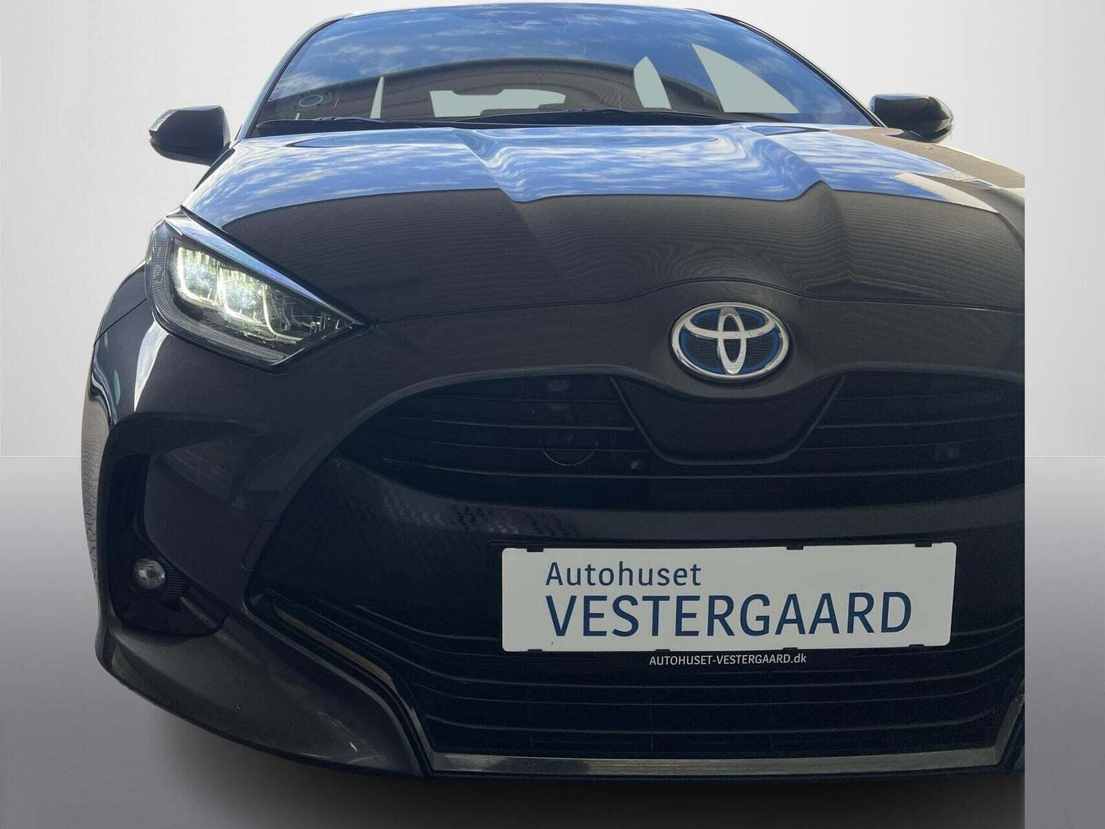 Grå Toyota Yaris fra 2023