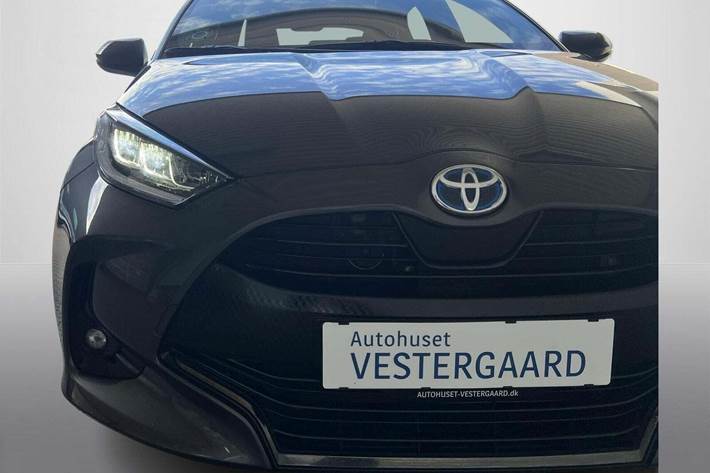 Grå Toyota Yaris fra 2023