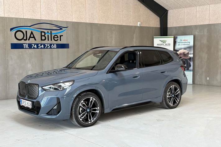 Grå BMW iX1 fra 2024 set udefra