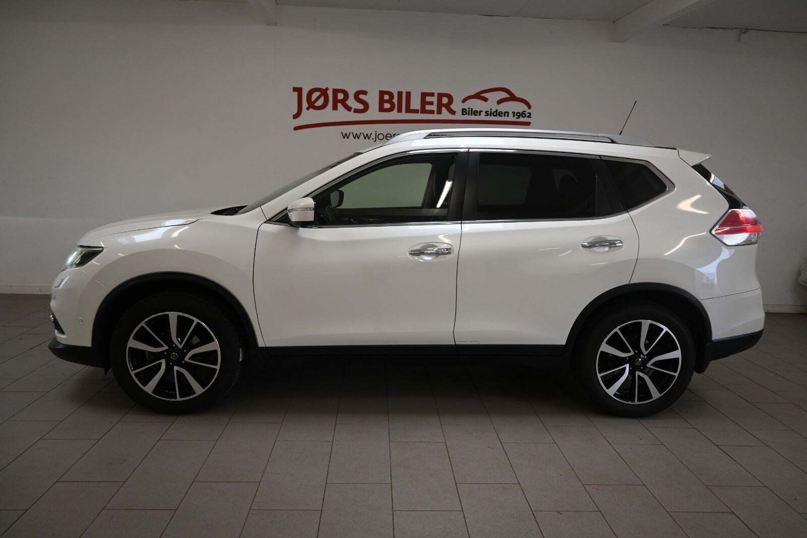 Hvid Nissan X-Trail fra 2016