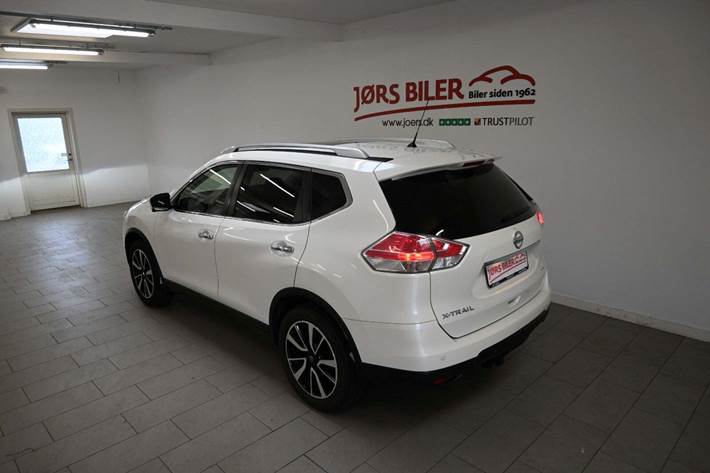 Hvid Nissan X-Trail fra 2016