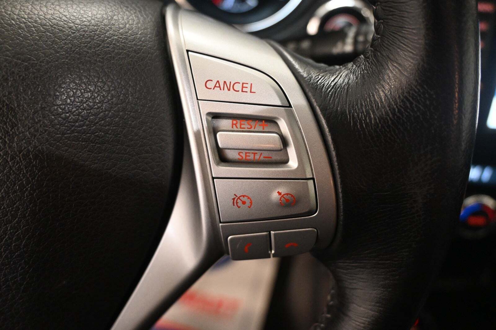 Hvid Nissan X-Trail fra 2016 set indefra