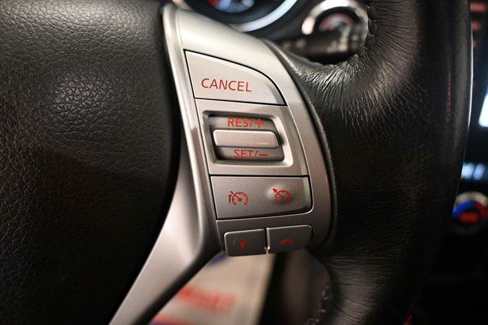 Hvid Nissan X-Trail fra 2016 set indefra