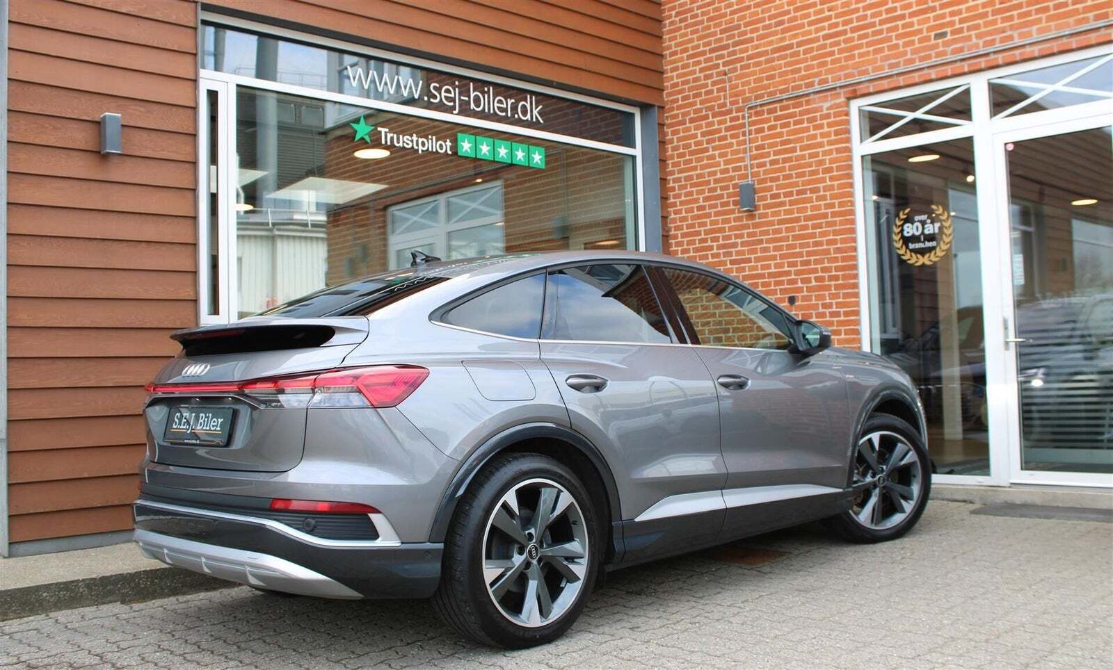 Grå Audi Q4 e-tron fra 2023