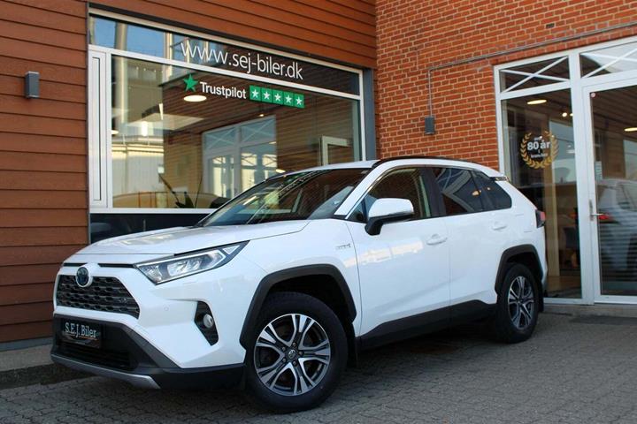 Hvid Toyota RAV4 fra 2021 set udefra