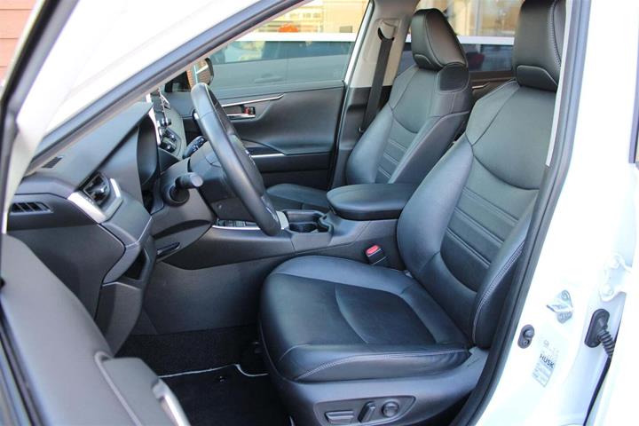 Hvid Toyota RAV4 fra 2021