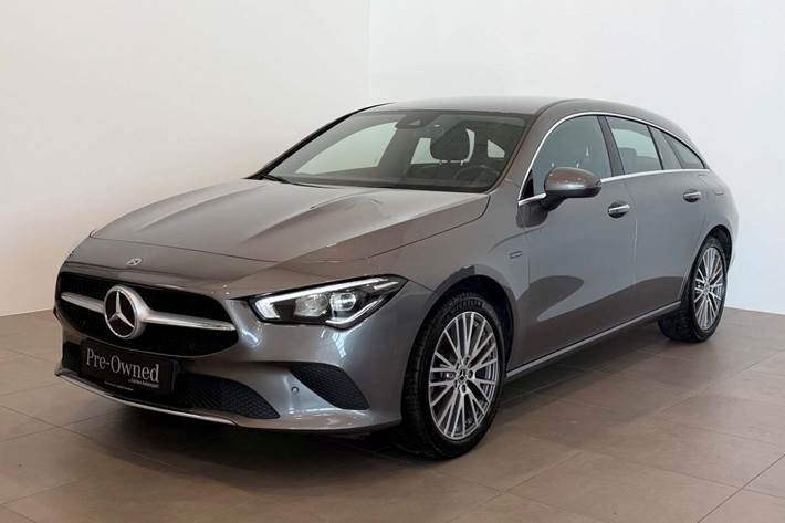 Grå Mercedes CLA250 e fra 2021 set udefra