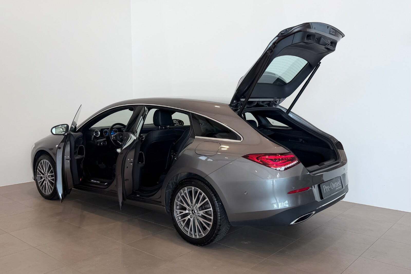 Grå Mercedes CLA250 e fra 2021