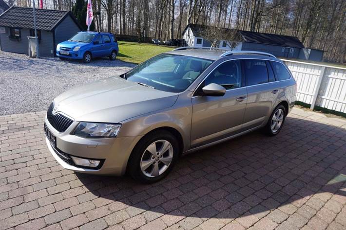 Orange Skoda Octavia fra 2015