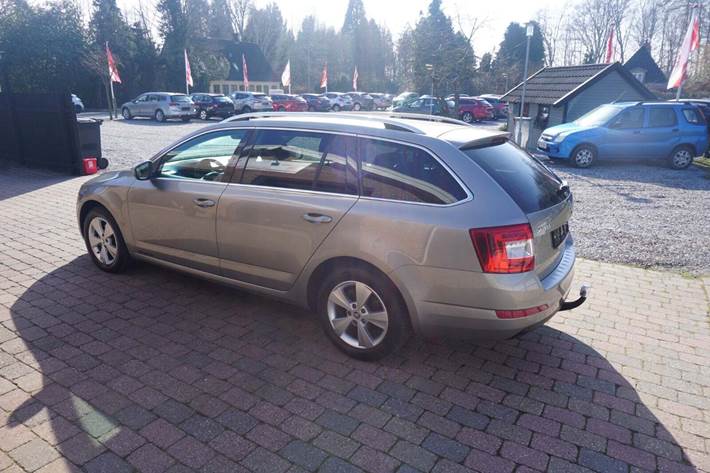 Orange Skoda Octavia fra 2015