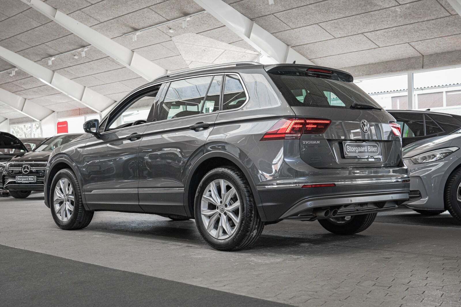 Grå VW Tiguan fra 2019