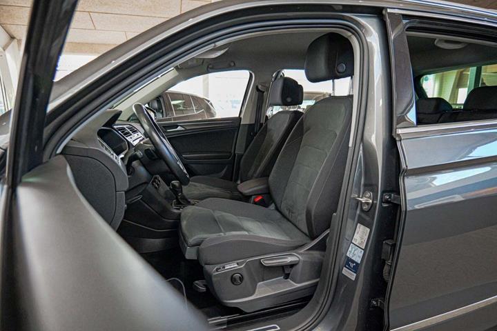 Grå VW Tiguan fra 2019
