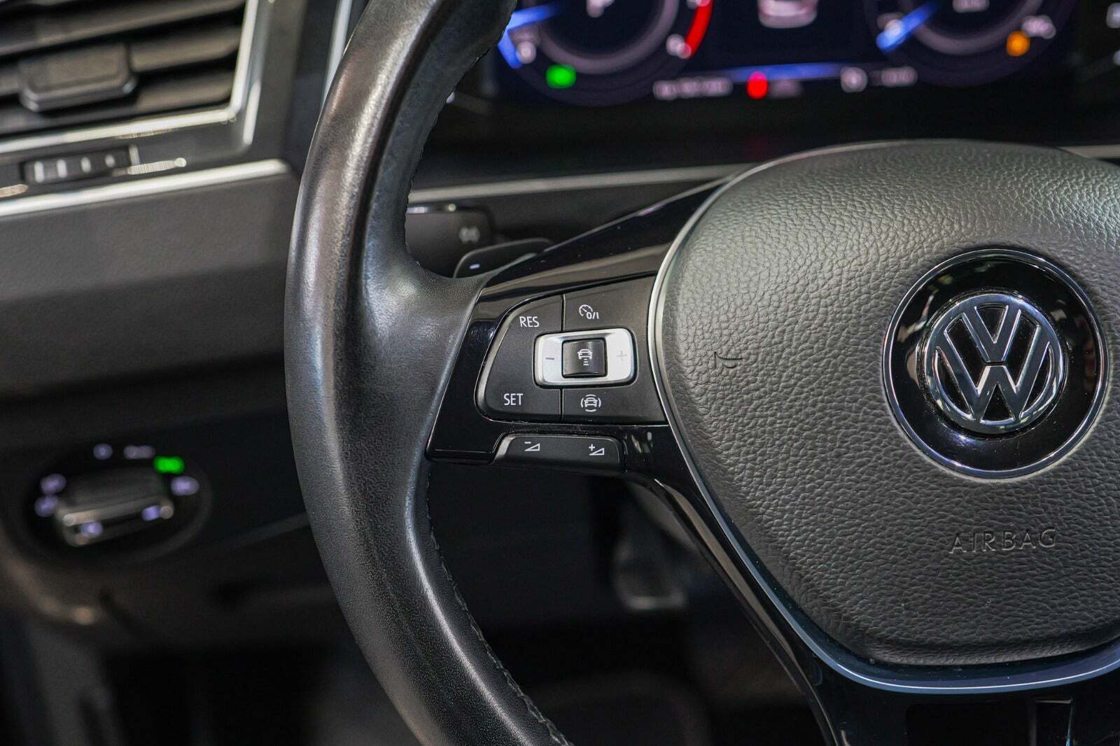 Grå VW Tiguan fra 2019