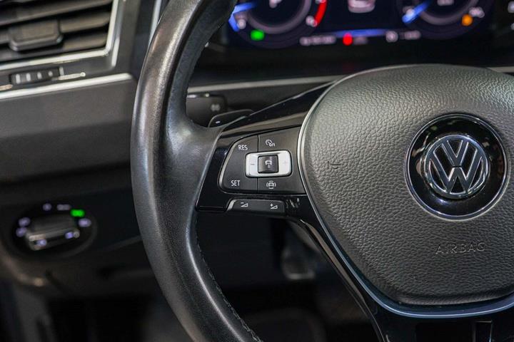 Grå VW Tiguan fra 2019