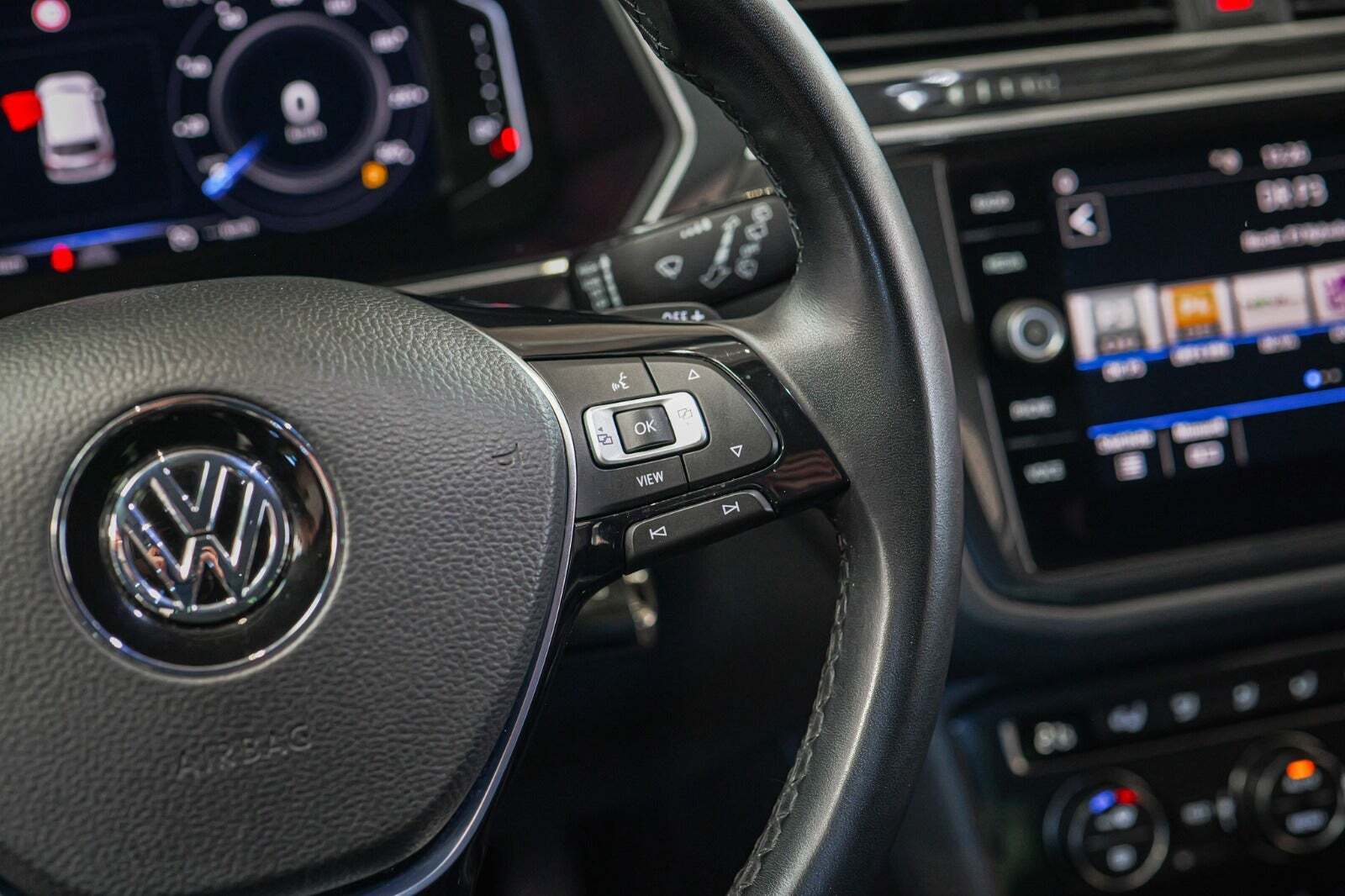 Grå VW Tiguan fra 2019