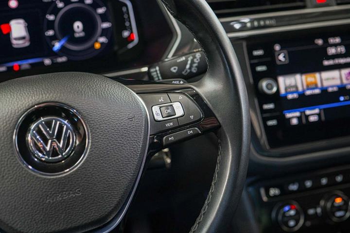 Grå VW Tiguan fra 2019