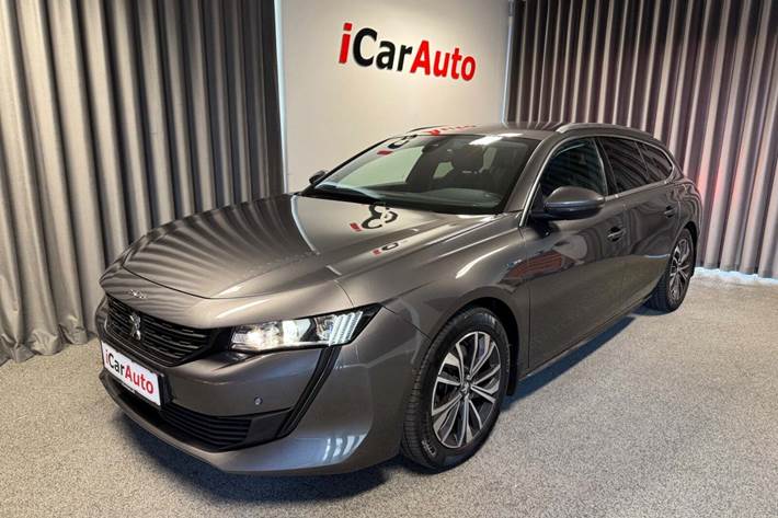Grå Peugeot 508 fra 2021 set udefra