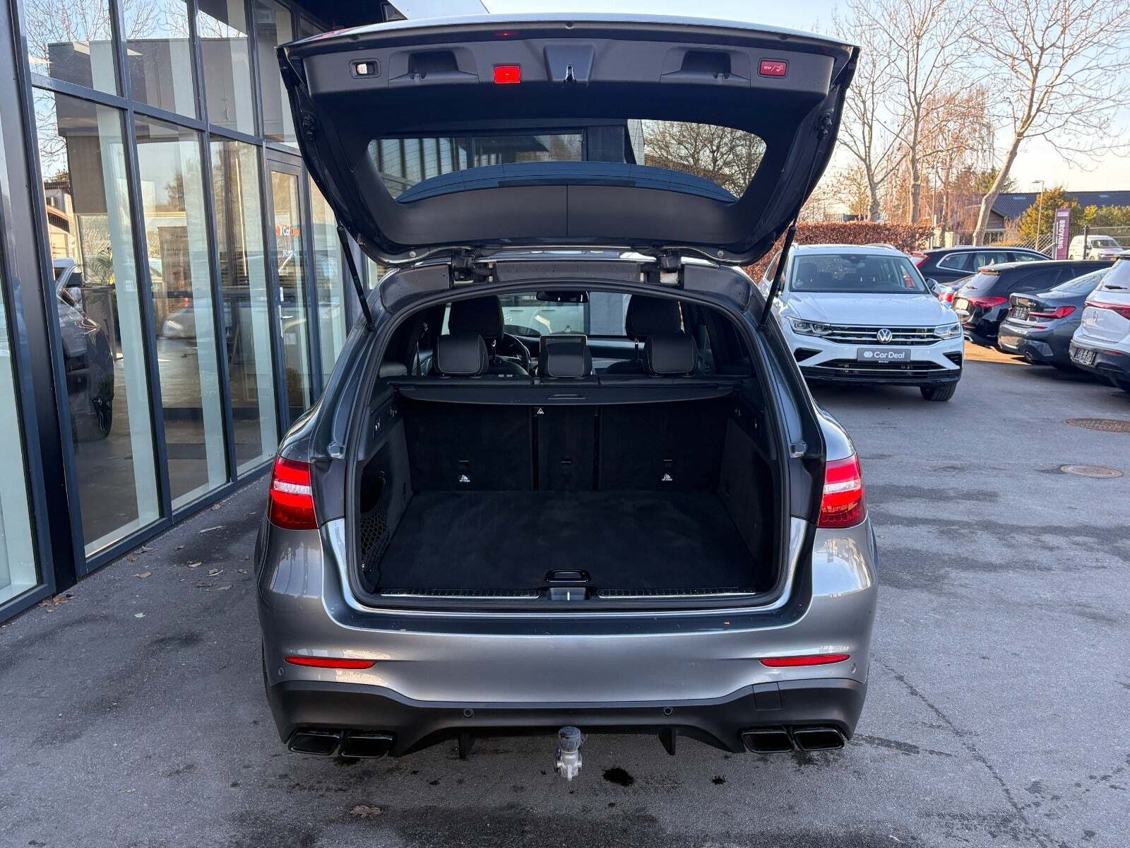 Grå Mercedes GLC63 fra 2017