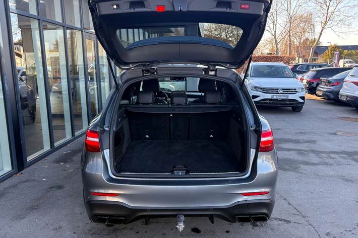 Grå Mercedes GLC63 fra 2017