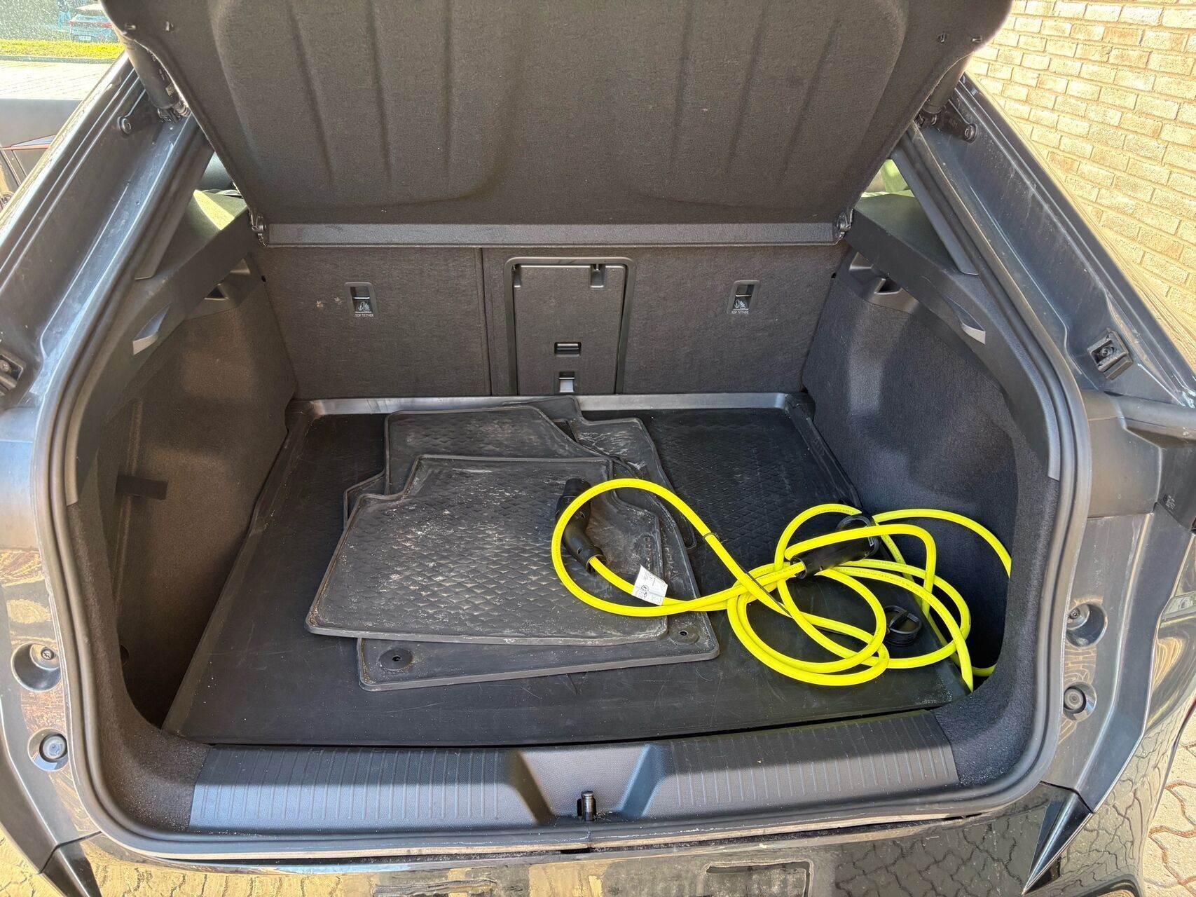 Grå Cupra Tavascan fra 2025