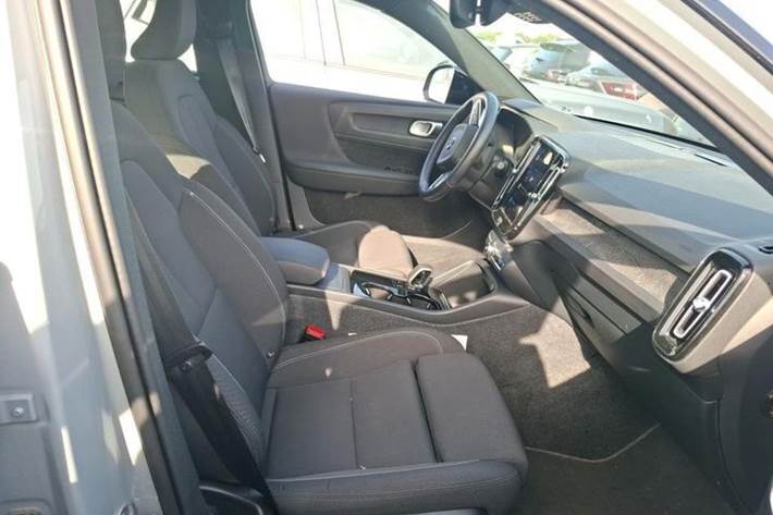 Grå Volvo XC40 fra 2023