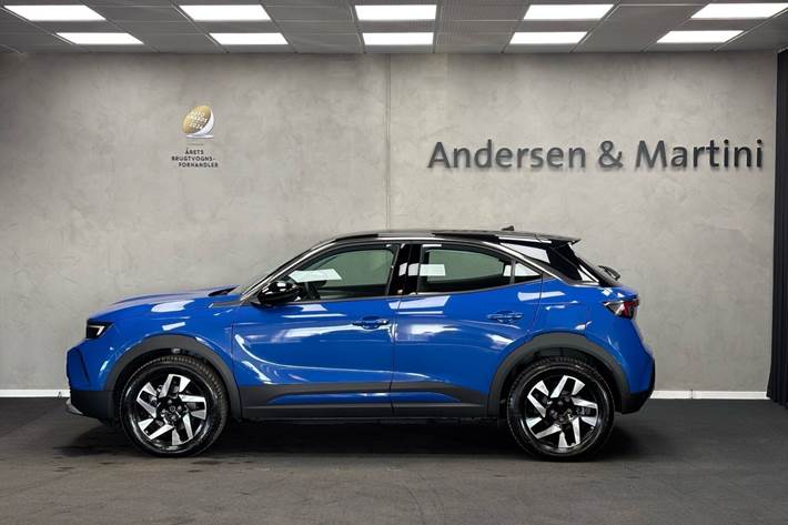 Blå Opel Mokka-e fra 2023