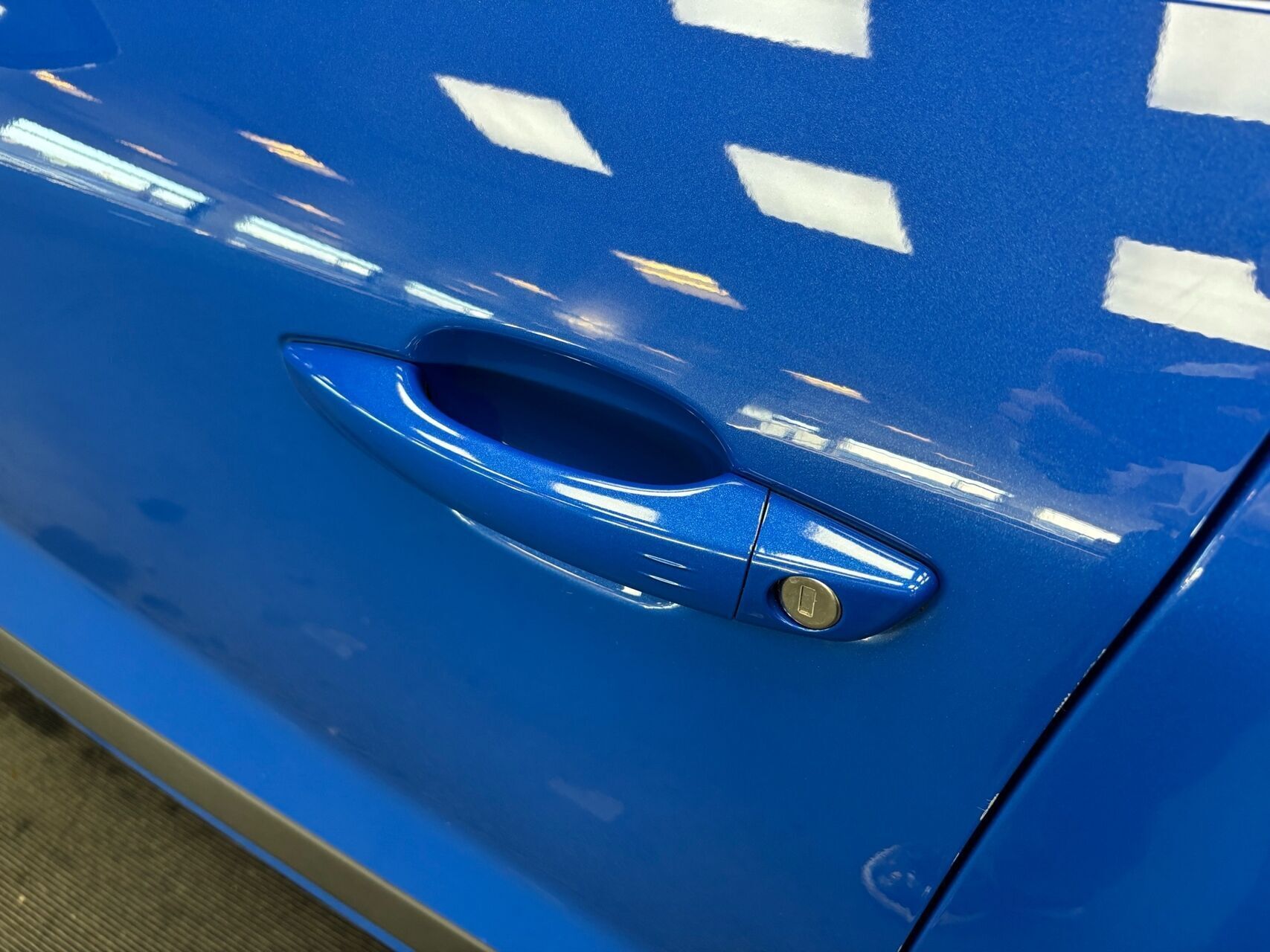 Blå Opel Mokka-e fra 2023