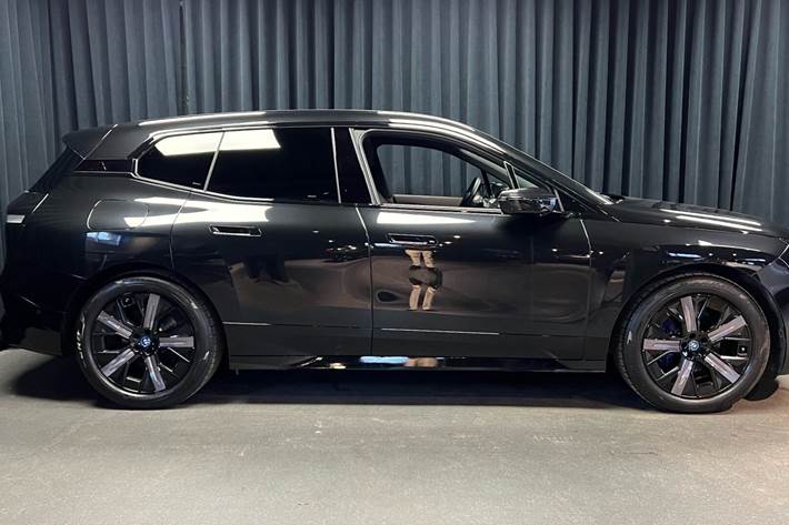Sort BMW iX fra 2024