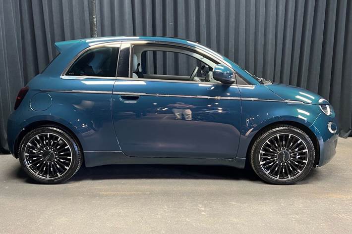 Blå Fiat 500e fra 2022