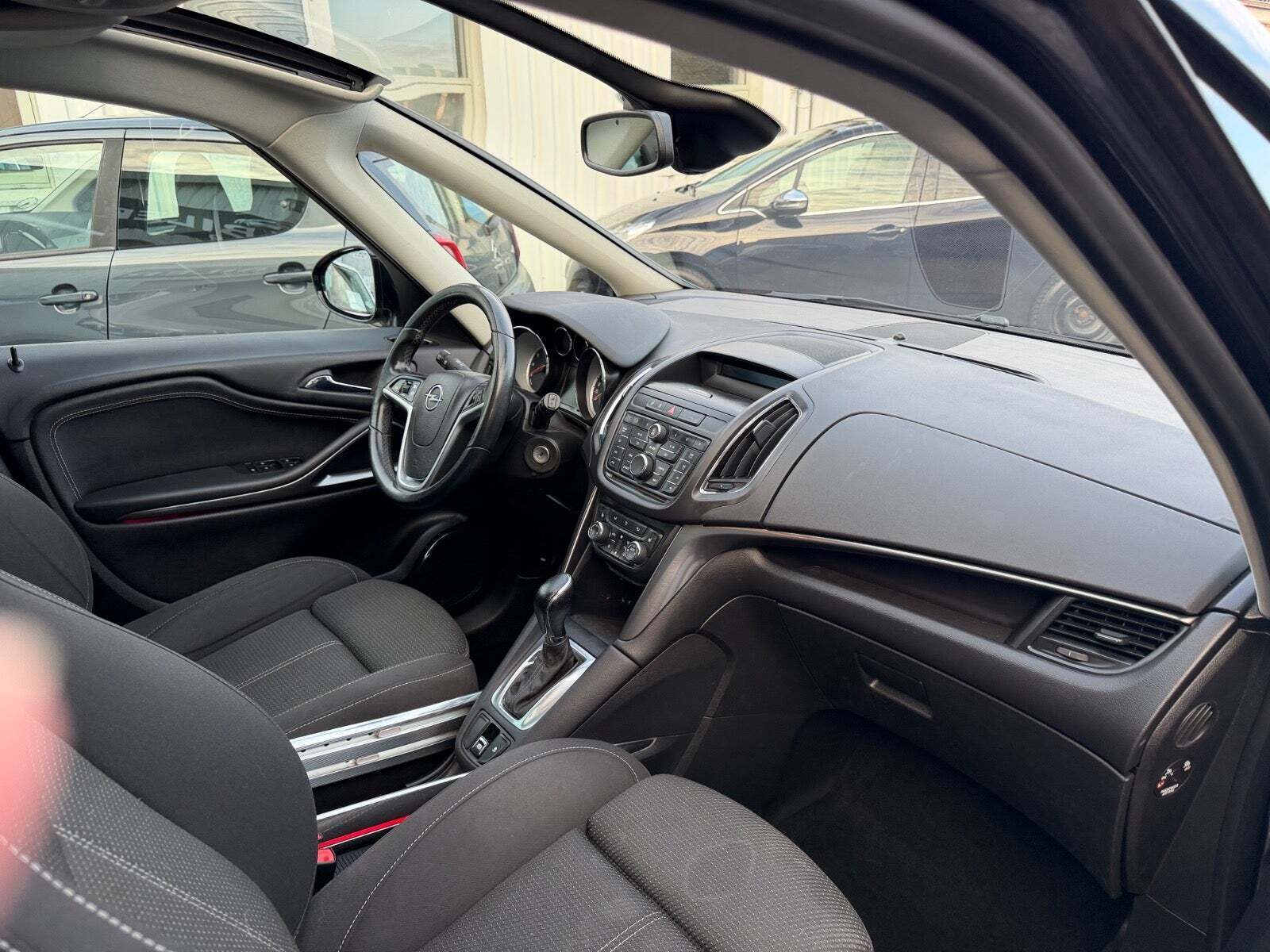 Grå Opel Zafira Tourer fra 2012
