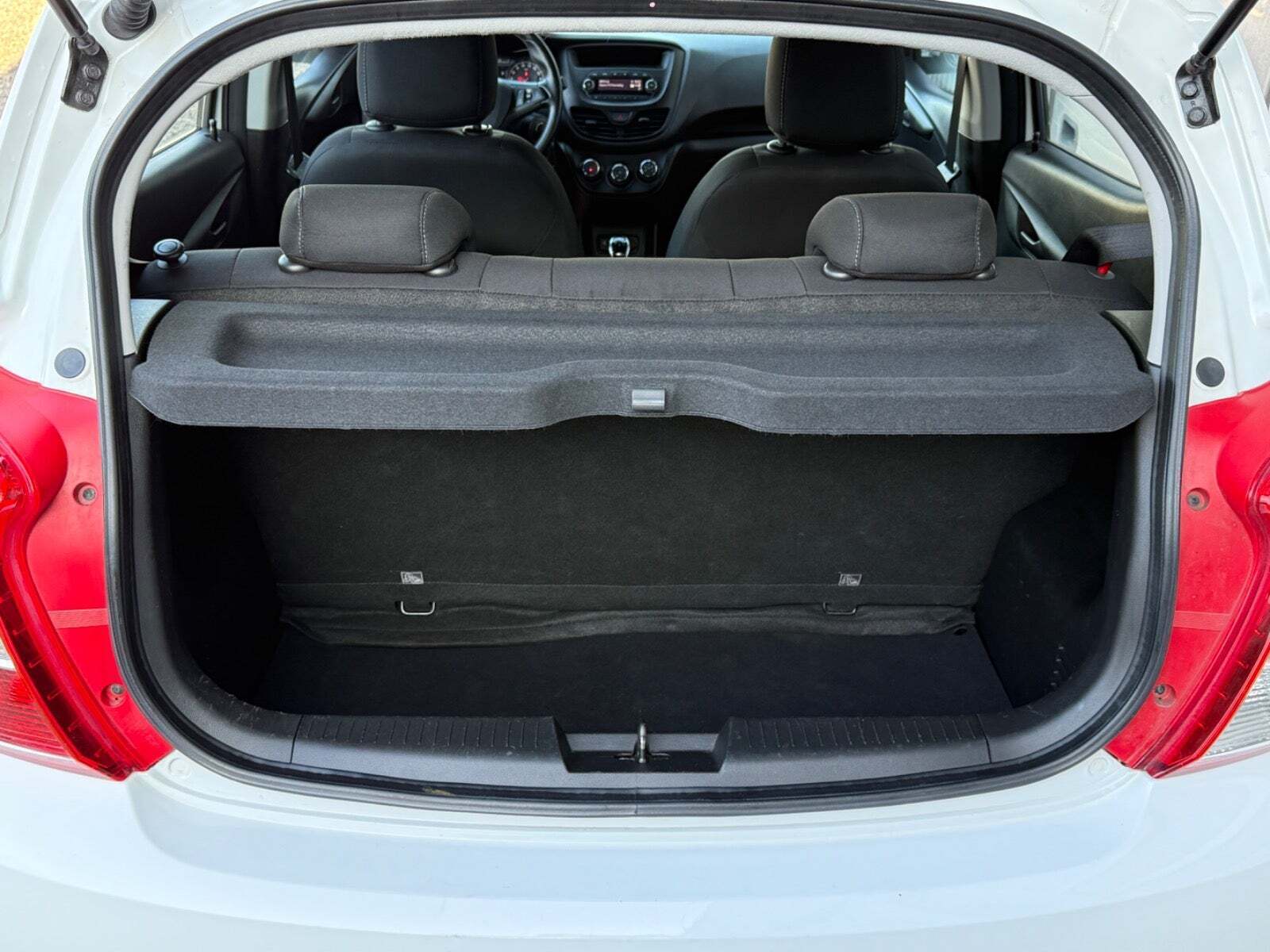 Hvid Opel Karl fra 2016