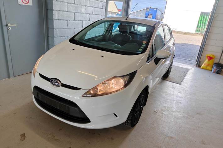 Gul Ford Fiesta fra 2010