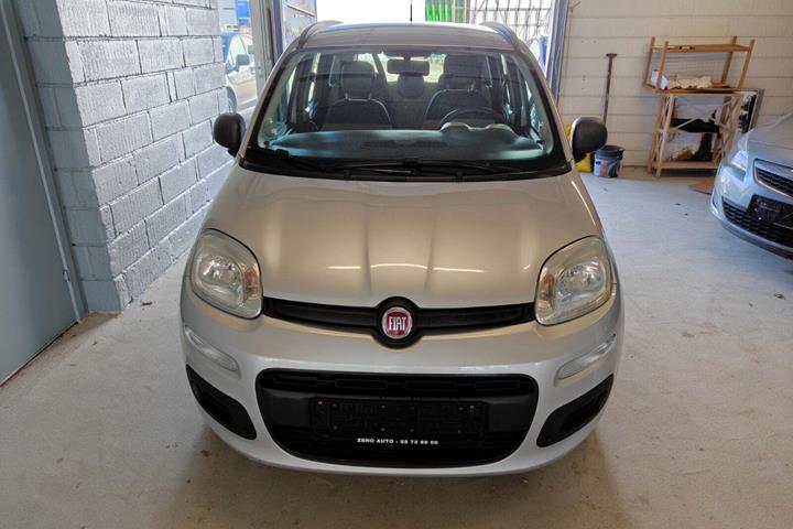 Gul Fiat Panda fra 2013 set udefra