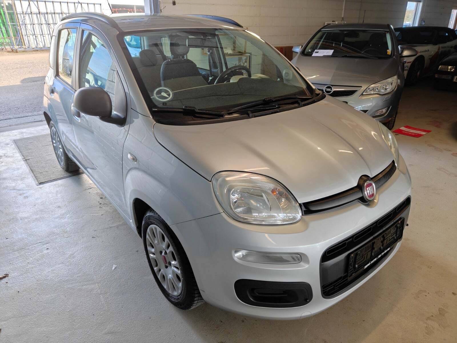 Gul Fiat Panda fra 2013 set udefra